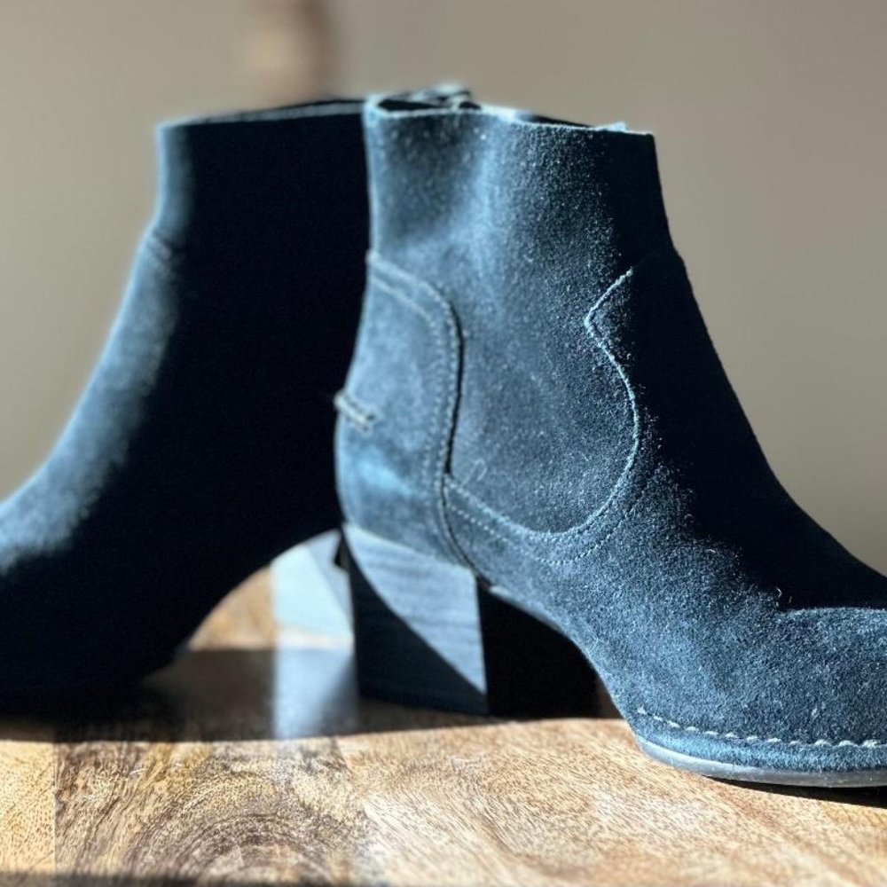 NWOT UGG Bandara Suede Zip Ankle Boot US 8 MSRP $149.95